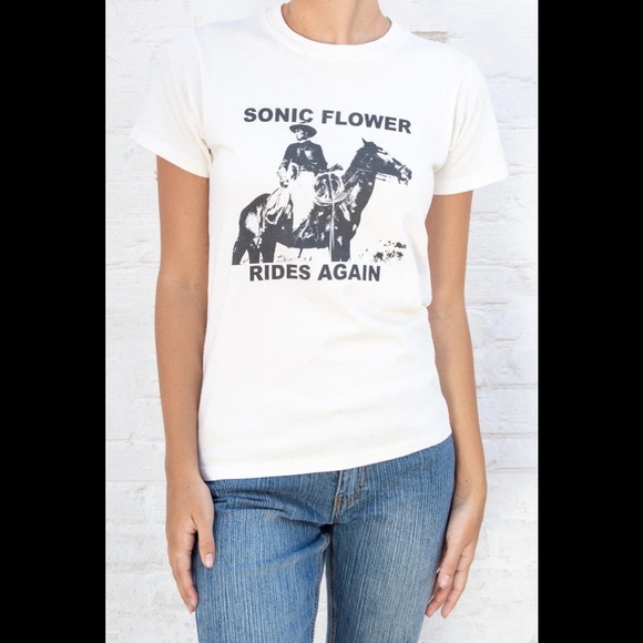 Brandy melville white Chloe sonic flower top - Picture 2 of 6